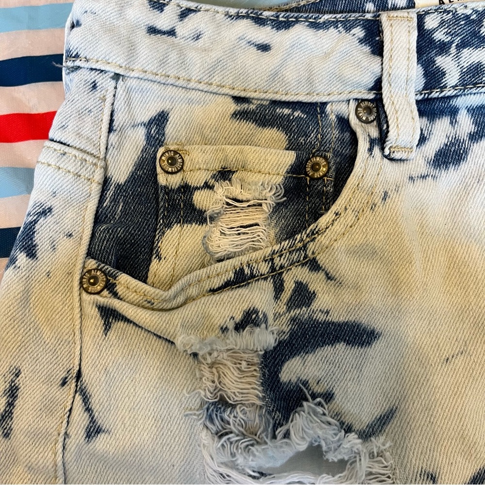 Almost Famous distressed crop denim shorts- Size 5 Juniors - Picture 3 of 8